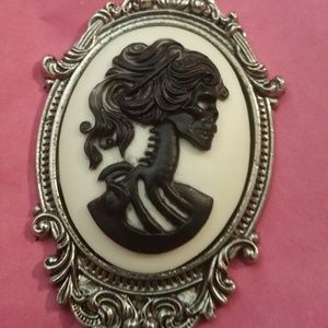 Female Skeleton Cameo Necklace Set